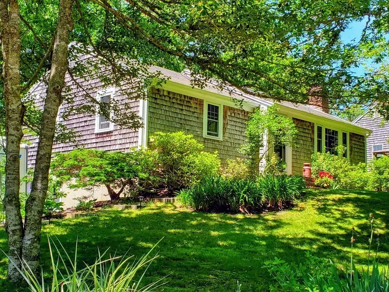 20 Surrey Ln, Harwich, MA 02645