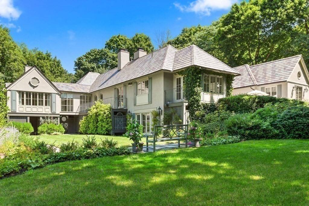 99 Gate House Rd, Newton, MA 02467