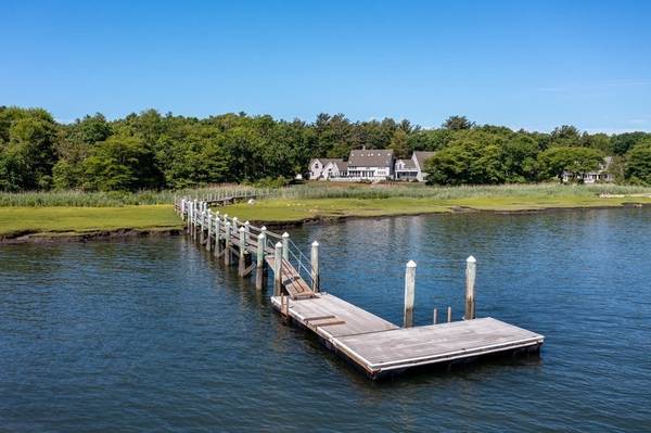 7 Holly Woods Rd, Mattapoisett, MA 02739