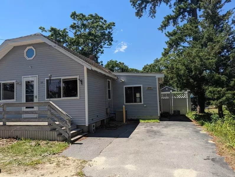 18 Howard St, Wareham, MA 02571