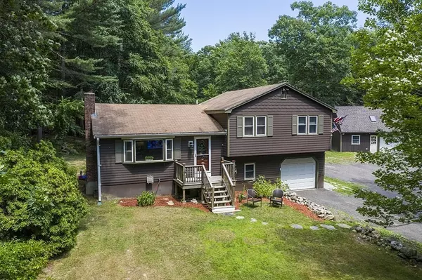 39 Shattuck St, Pepperell, MA 01463