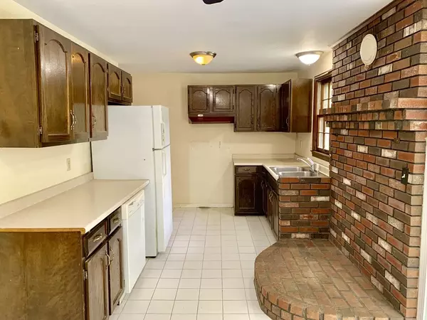 East Longmeadow, MA 01028,16 Maynard St