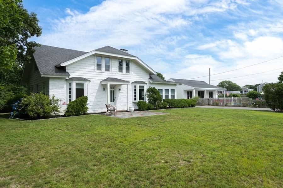 19 School House Rd, Harwich, MA 02646