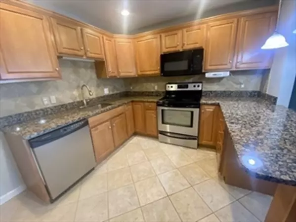 Abington, MA 02351,705 Hampton Way #705