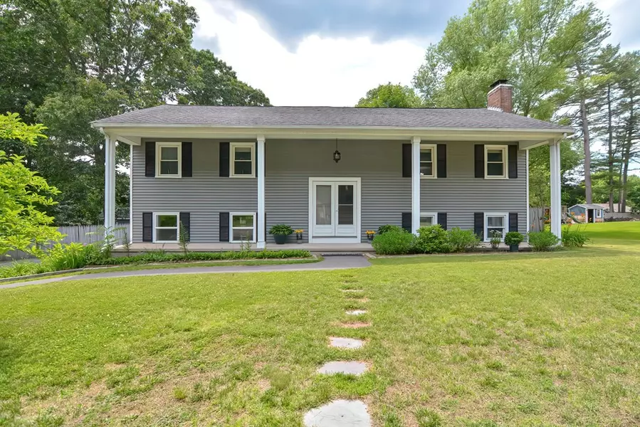 1009 Lincolnshire Dr, North Attleboro, MA 02760