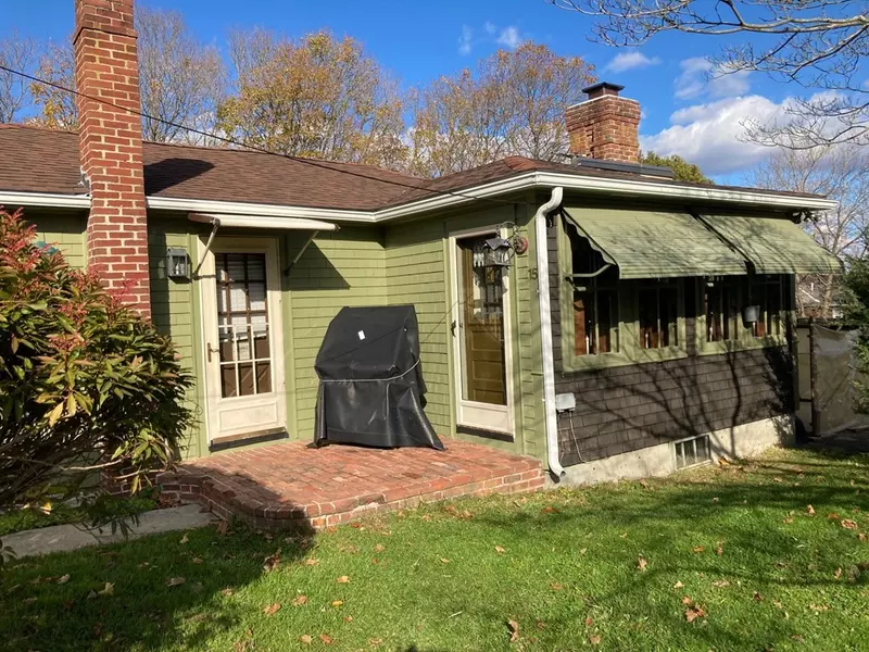 15 Coggeshall Ave, Bristol, RI 02809