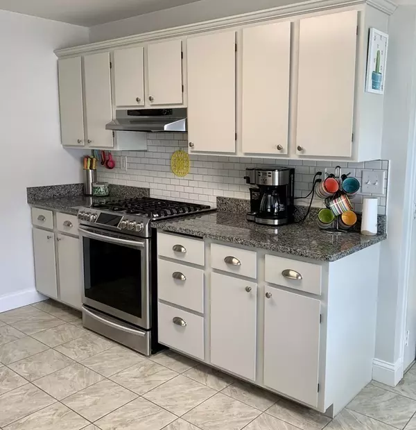 Acushnet, MA 02743,33 Oliveira Ave