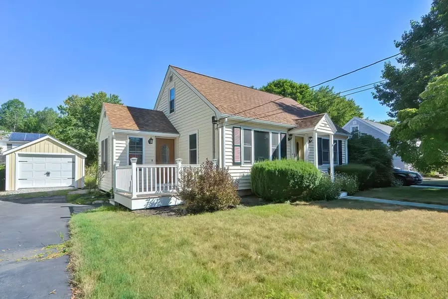 33 Beverly Ave, Uxbridge, MA 01569