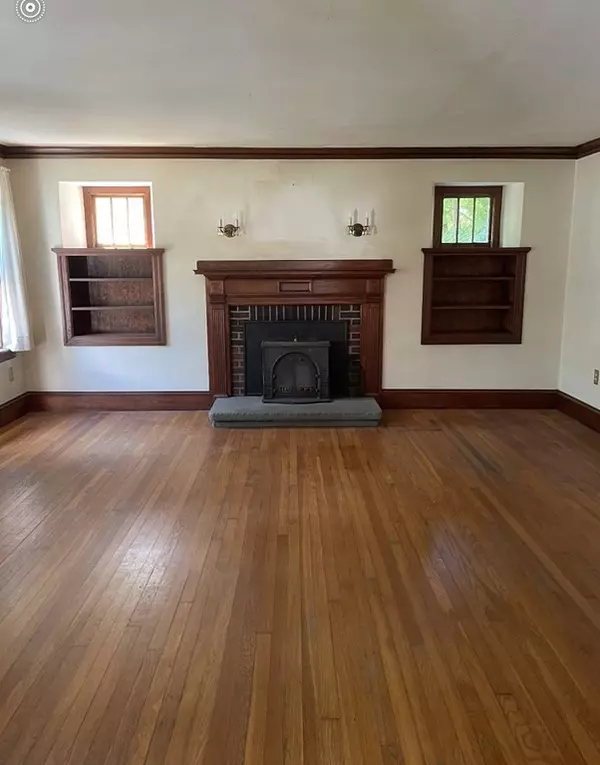 Southborough, MA 01772,16 E Main St