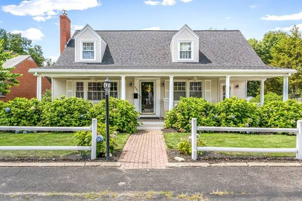 283 Riverside Dr, Dedham, MA 02026