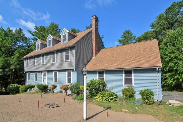 8 Stearns Rd, Upton, MA 01568