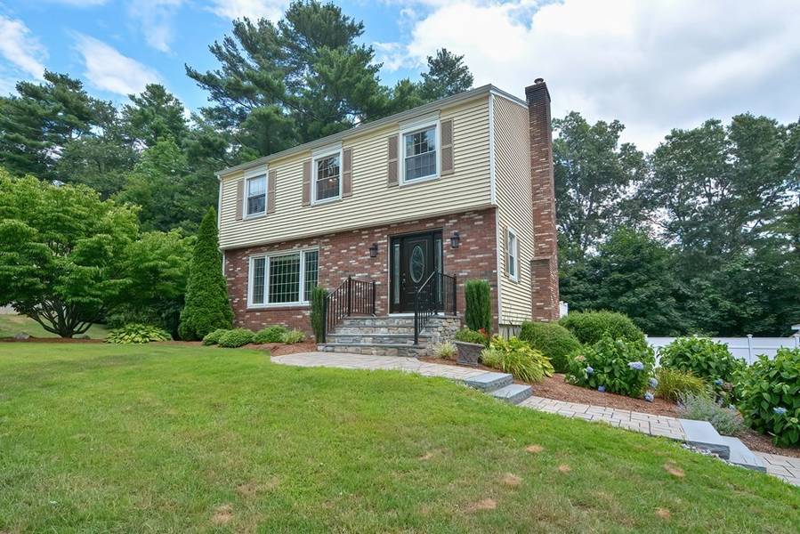 24 Cricket Dr, Sturbridge, MA 01566