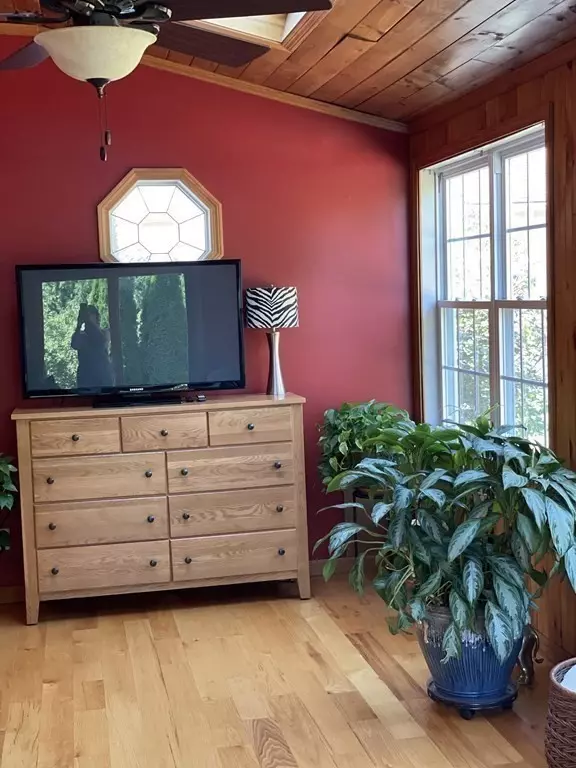 Deerfield, MA 01373,14 Duncan Dr #B