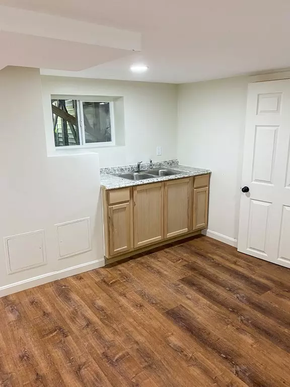 Saugus, MA 01906,8 Floyd St