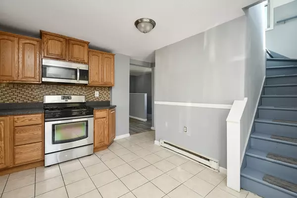 8 Pleasantview Ave, Chicopee, MA 01020