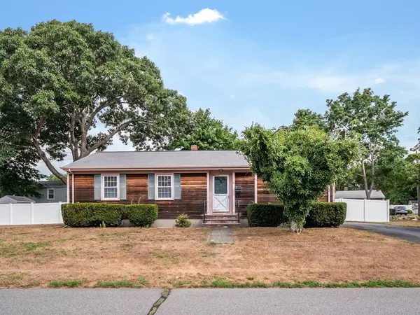 21 Village Ave, Acushnet, MA 02743