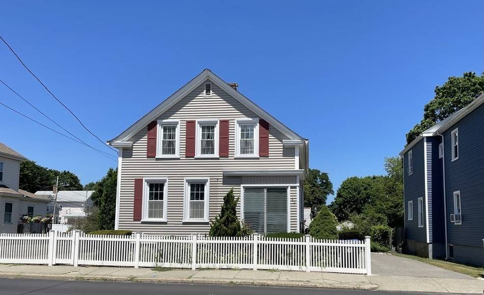 82 Market St, Warren, RI 02885