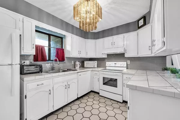 Agawam, MA 01001,121 Beekman Dr #121