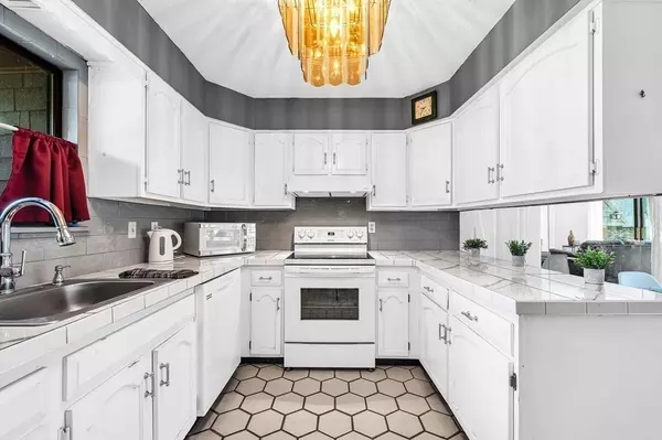 Agawam, MA 01001,121 Beekman Dr #121