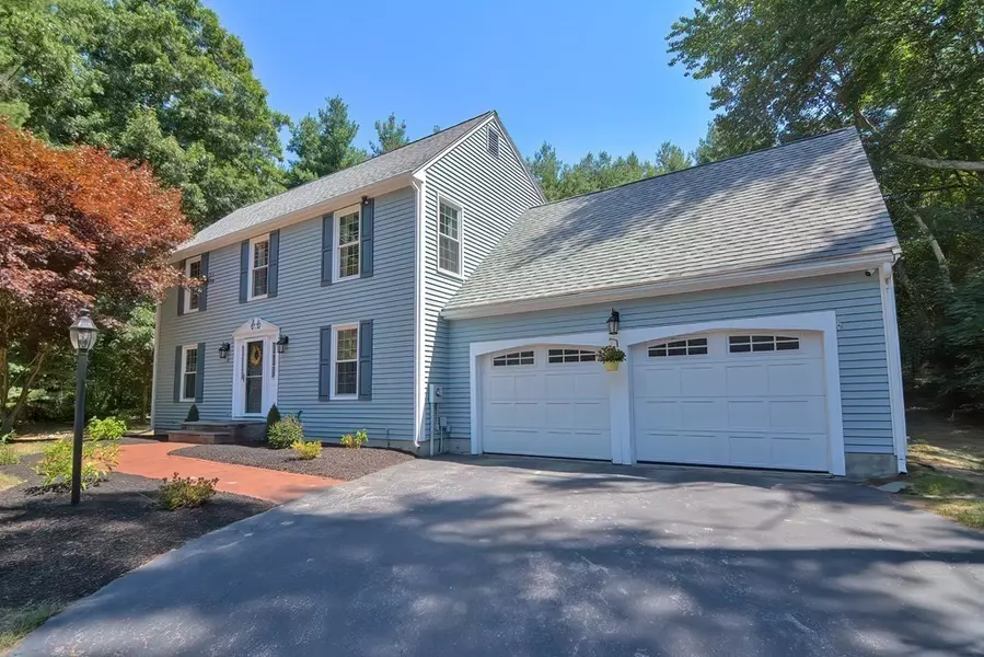 6 Theresa Dr, Uxbridge, MA 01569