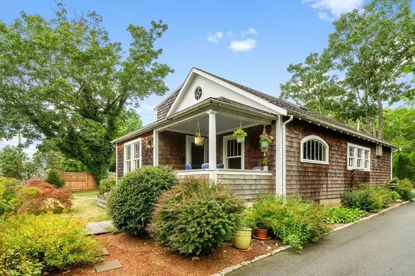 120 Lakeview Ave, Falmouth, MA 02540