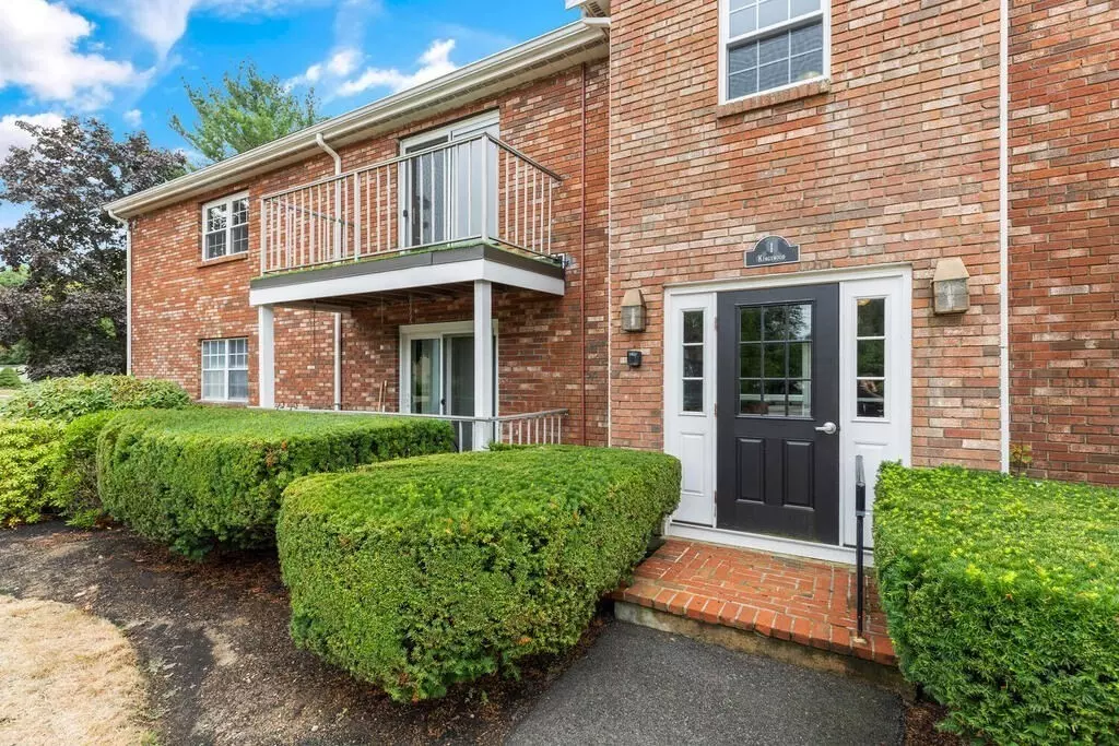Abington, MA 02351,1 Kingswood Dr #10