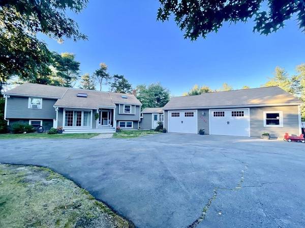 7 Wade St, Carver, MA 02330