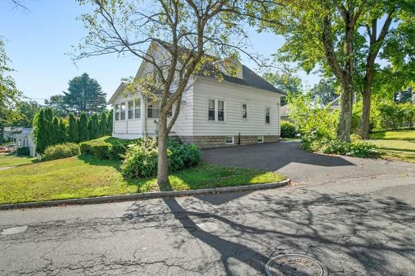 55 Thornfell St, Springfield, MA 01104