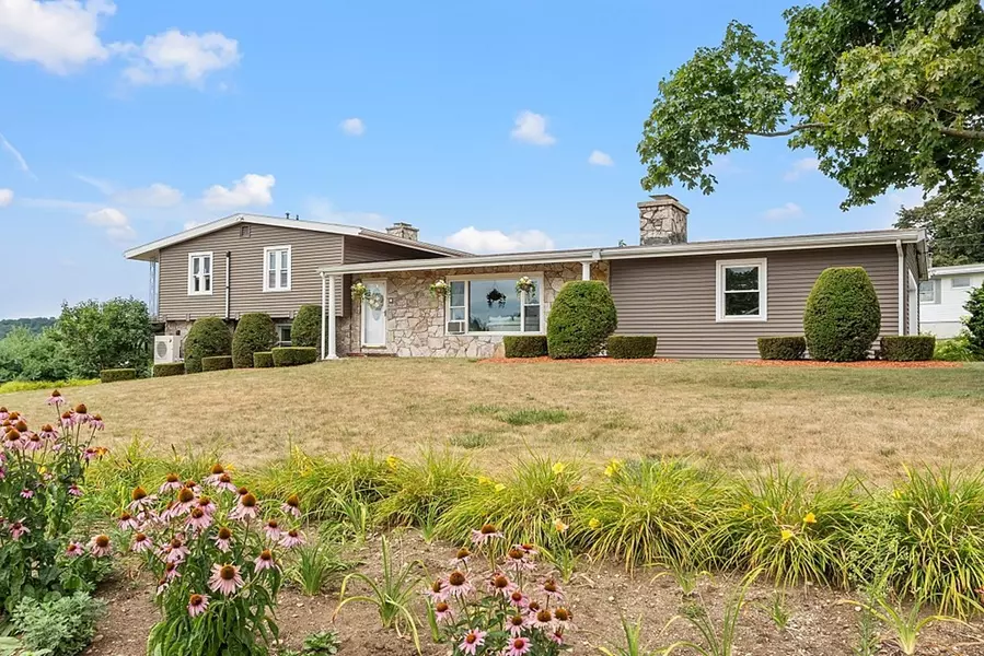 11 Valley View Dr, Spencer, MA 01562