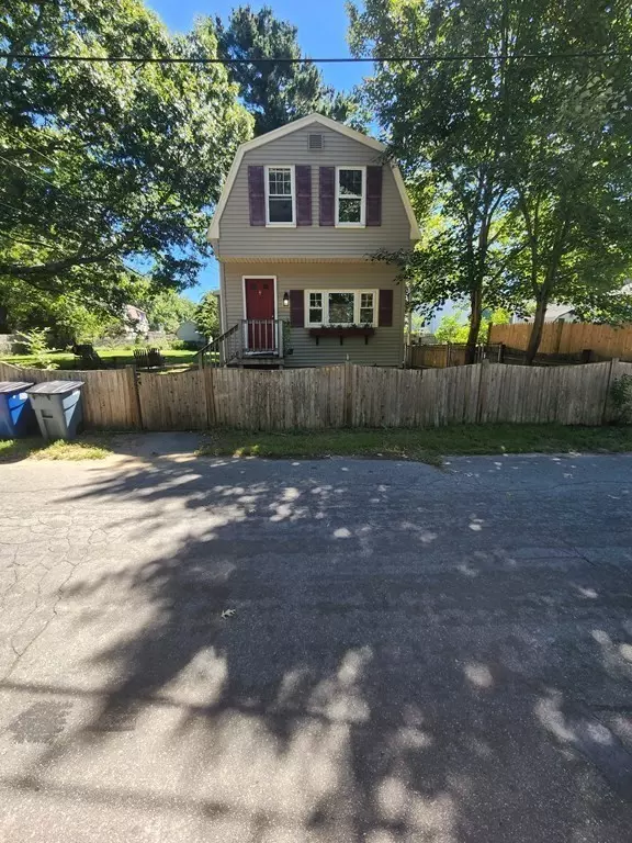 5 Upton St, Halifax, MA 02338