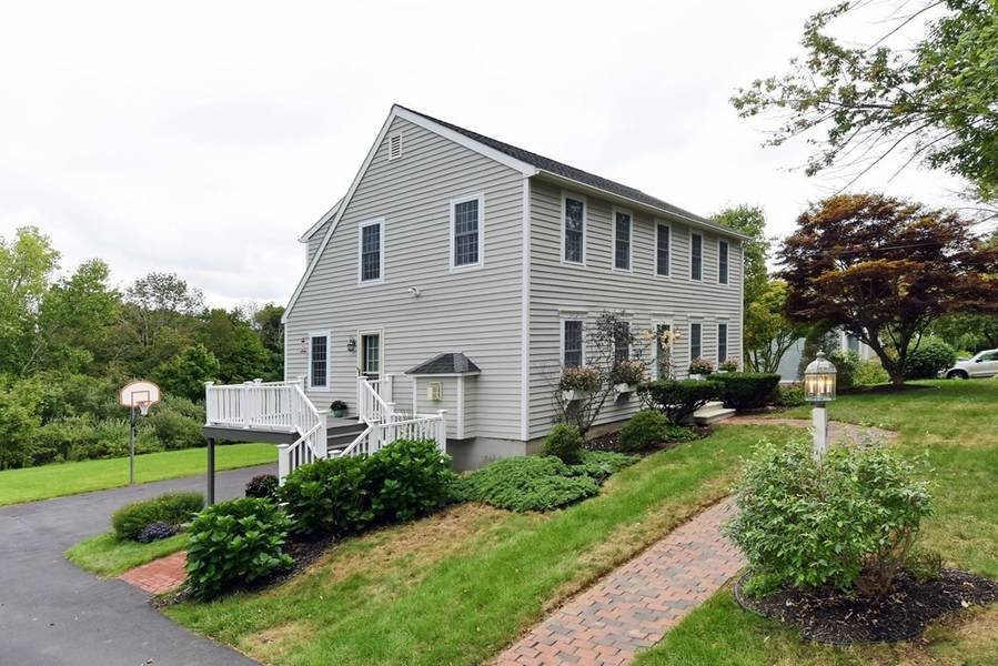 17 Wallace Rd, Sturbridge, MA 01566