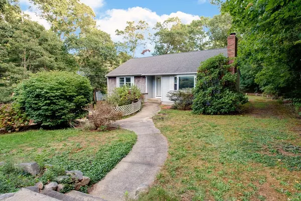 8 Lakewood Dr, Mashpee, MA 02649