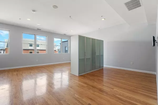 Boston, MA 02128,156-160 Chelsea St #302