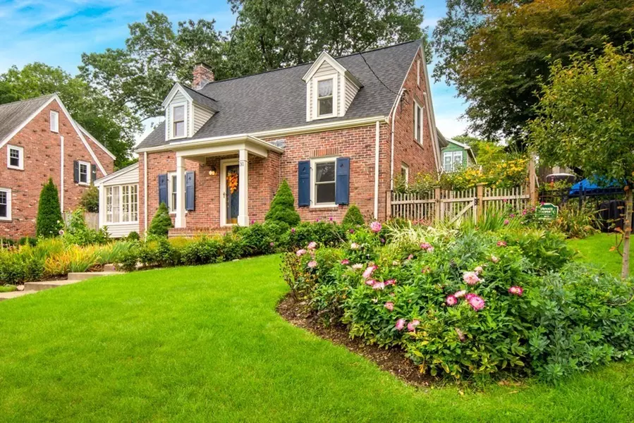 31 Laurel Dr, Needham, MA 02492