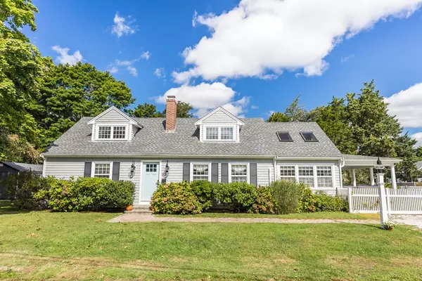33 Meadow Ln, Falmouth, MA 02540