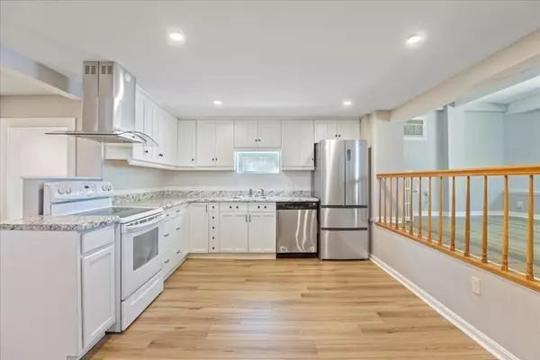 Mansfield, MA 02048,15 Lakeview Ave