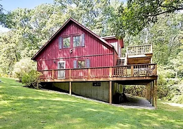 8 Peters Pond Dr, Sandwich, MA 02644