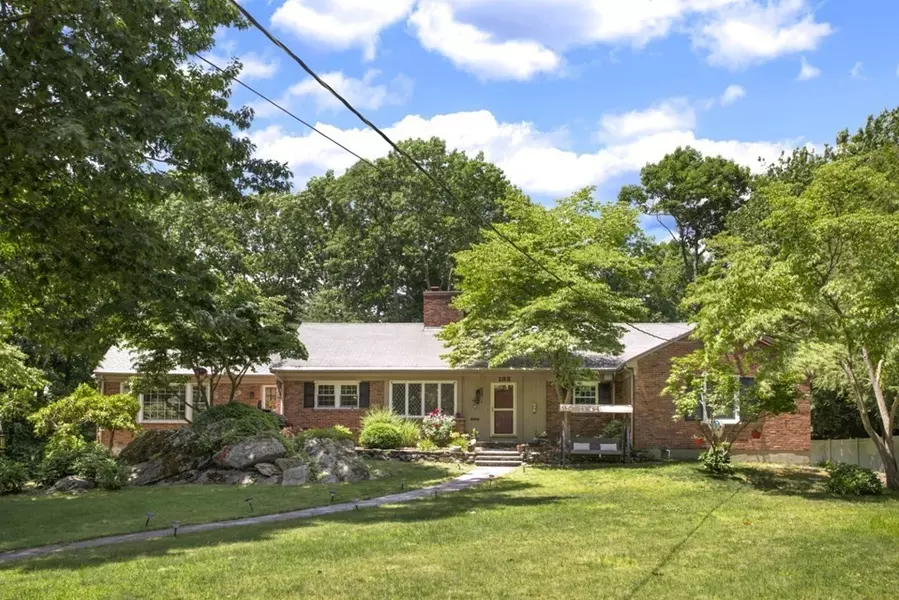 182 Locksley Road, Lynnfield, MA 01940