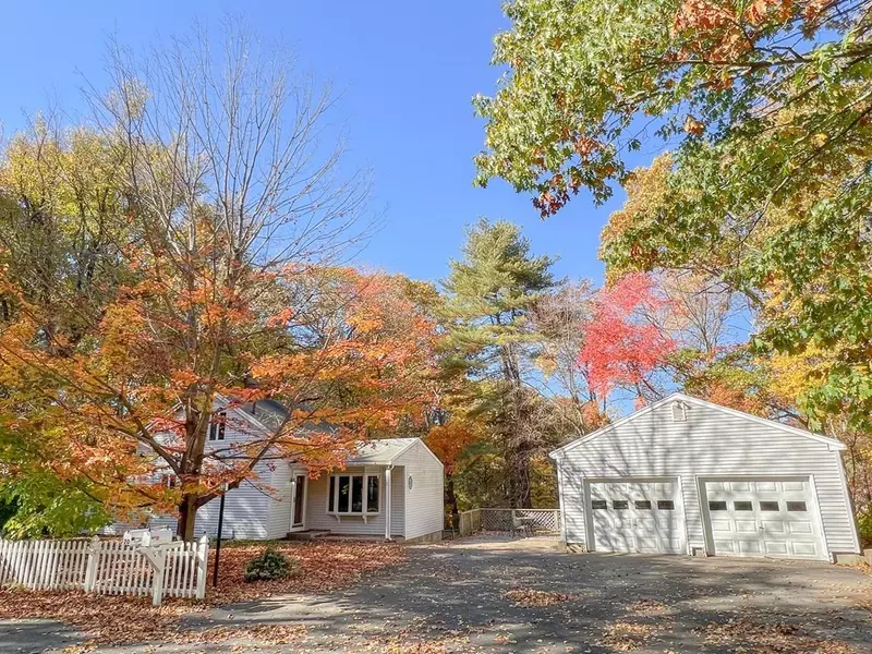 31 Walnut Rd, Wrentham, MA 02093