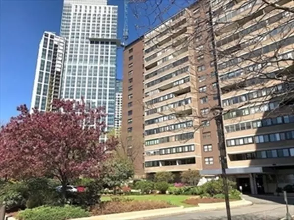 2 Hawthorne Place #7P, Boston, MA 02114