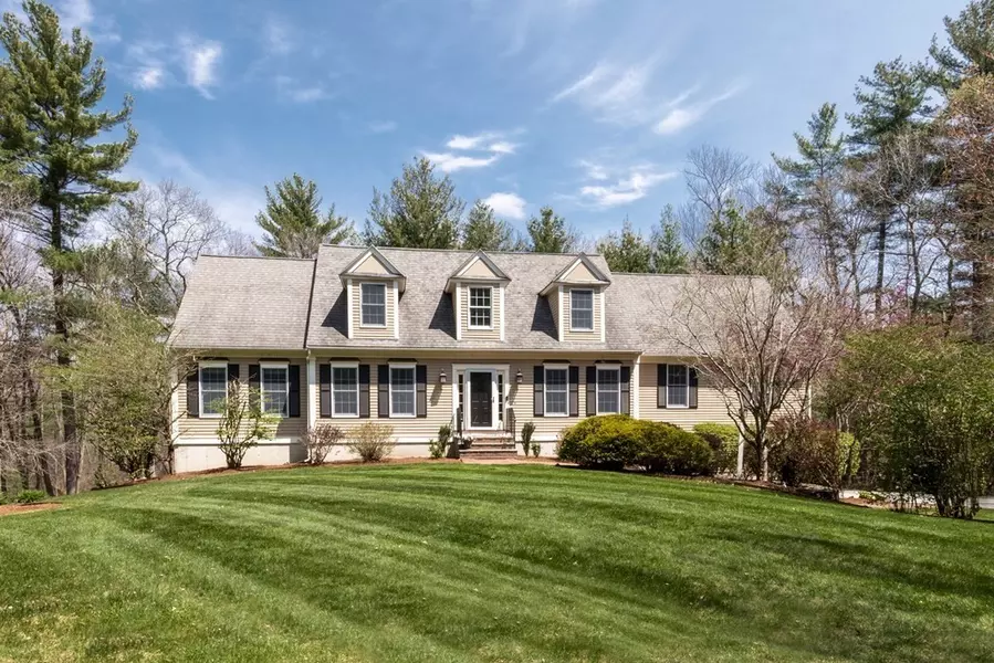 8 Hickory Ln, Ipswich, MA 01938