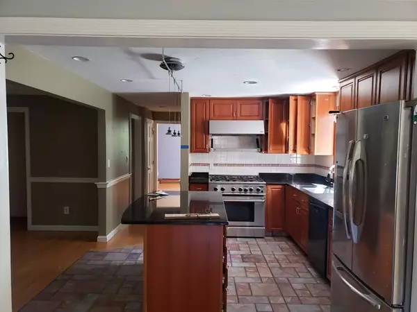 Mansfield, MA 02048,652 Elm St