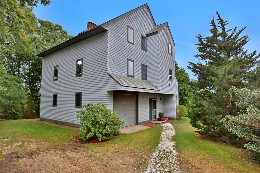 362 Monomoscoy Rd, Mashpee, MA 02649