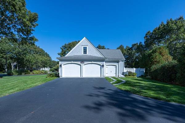 Sandwich, MA 02563,1 Birchwood Ln