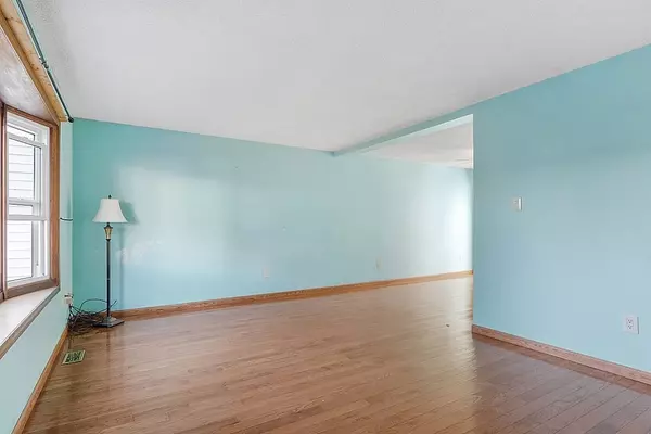 Lowell, MA 01852,357 Boylston St #4