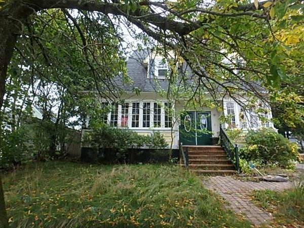 88 Wentworth Ave, Cranston, RI 02905