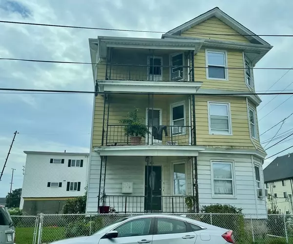 911 Pine St, Fall River, MA 02720