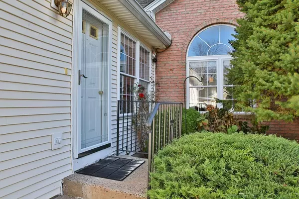 26 Castle Hill Rd #D, Agawam, MA 01001