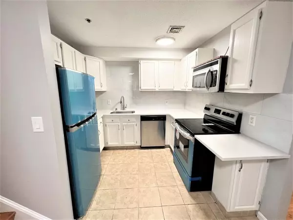 Beverly, MA 01915,4 Duck Pond Road #207