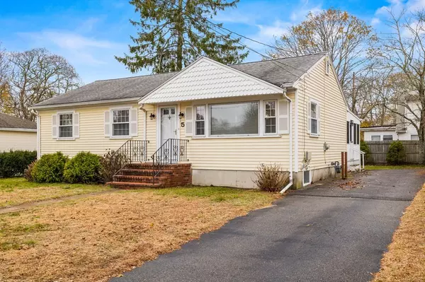 5 Longmeadow Drive, Wareham, MA 02571